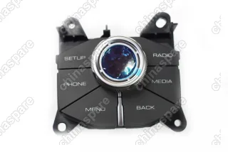 Блок кнопок управления мультимедией на консоли Haval F7