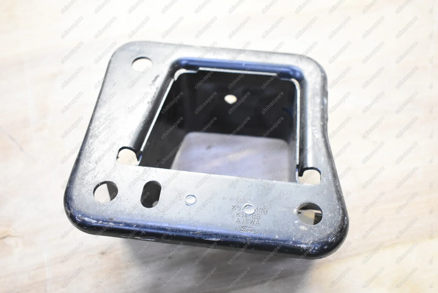 Кронштейн усилителя переднего бампера правый Ford Focus 1998-