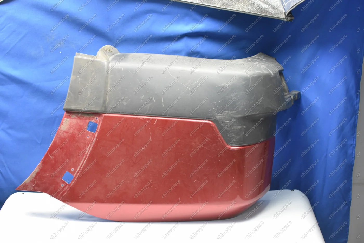 Накладка заднего бампера правая (красная) Mitsubishi Pajero IV (уценка)