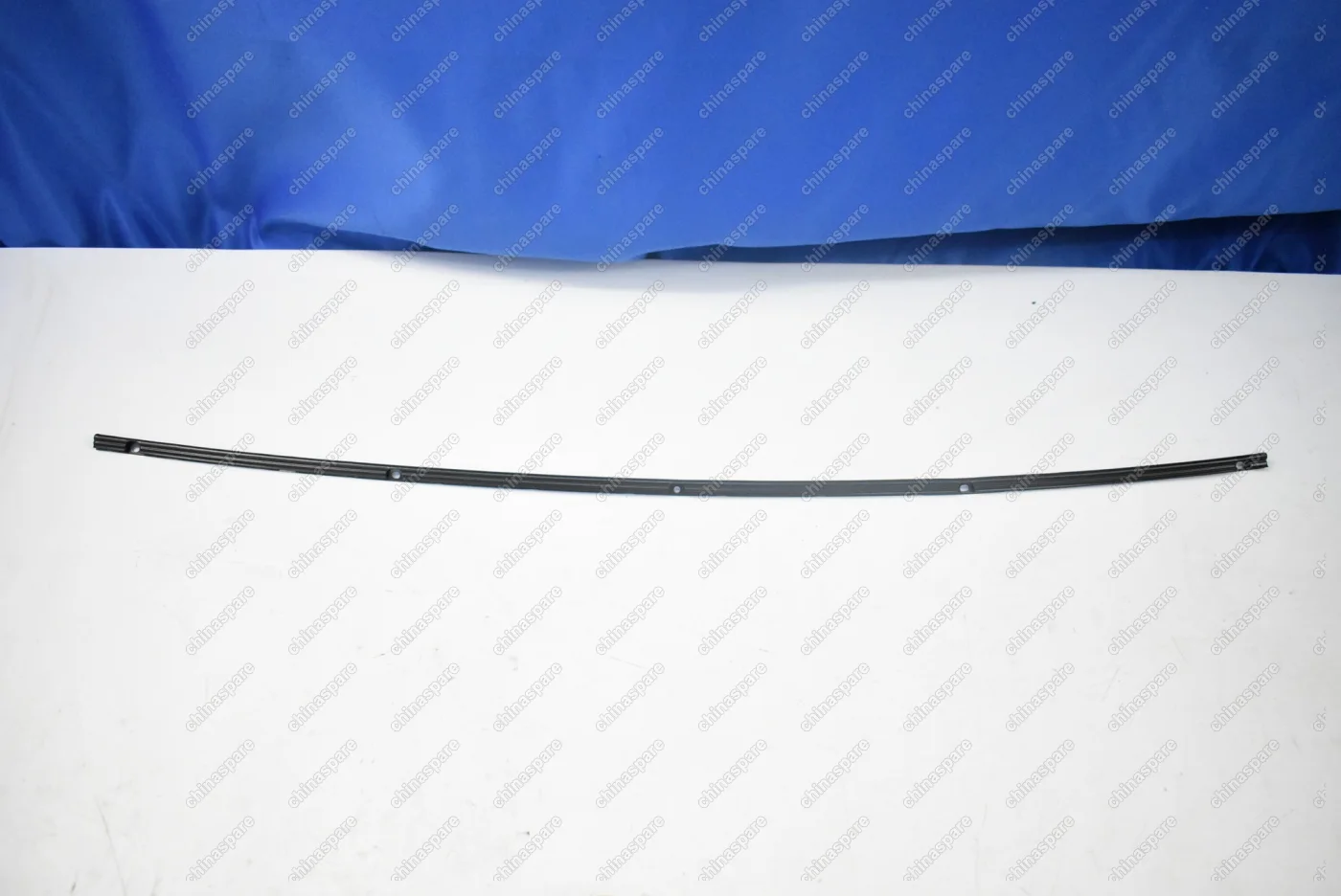 Накладка крепежная лобового стекла левая Volkswagen Tiguan 2008-