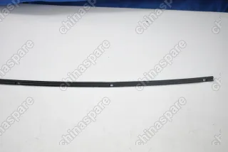 Накладка крепежная лобового стекла левая Volkswagen Tiguan 2008-