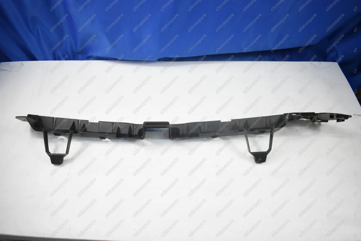 Направляющая заднего бампера (центральная) Opel Astra J 2010-2017