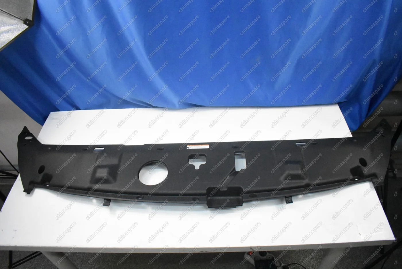 Накладка замка капота Kia Carnival 2005-