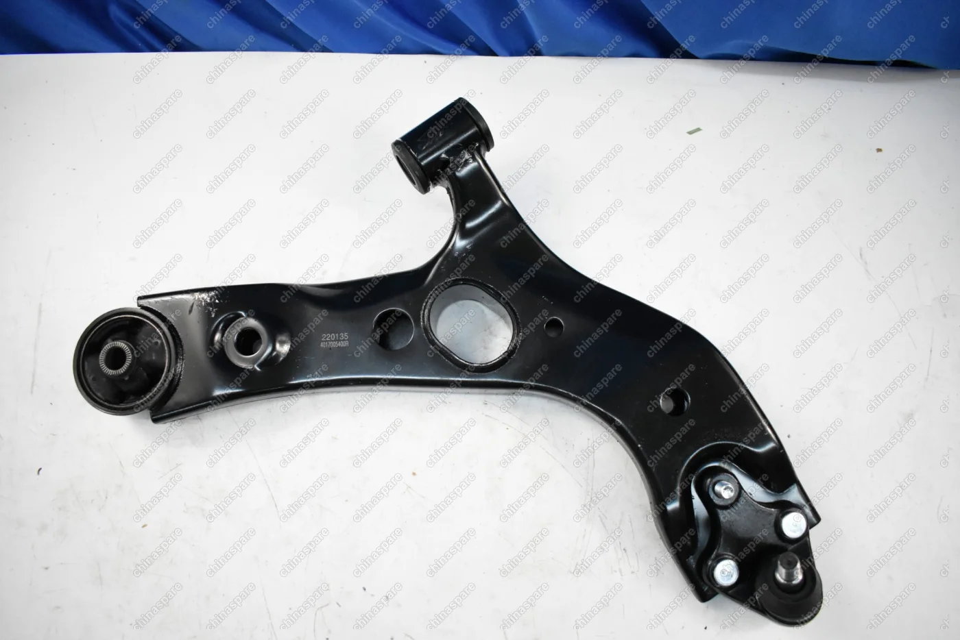 Рычаг подвески передней правый (в сборе с шаровой) Geely Atlas