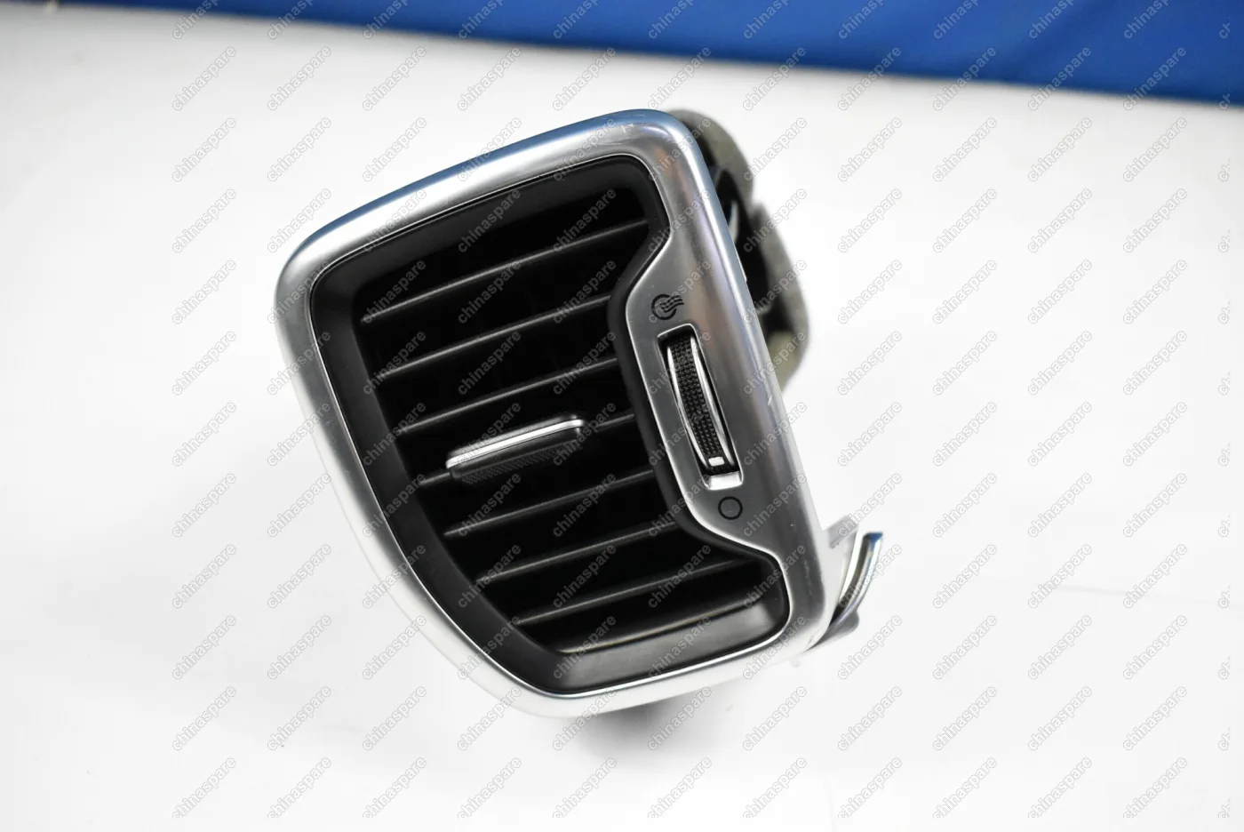 Дефлектор воздушный левый Kia Sportage 2016-