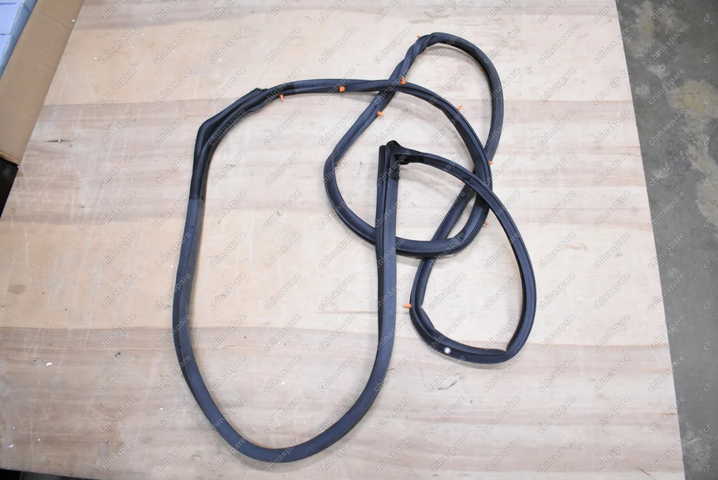 Уплотнитель двери передней левой Toyota Avensis II 2003-2008