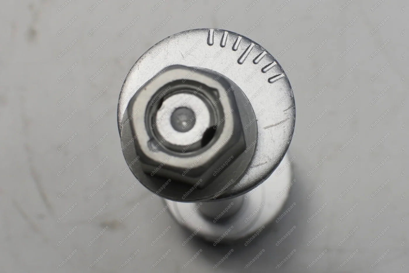 Болт развальный задней подвески переднего короткого рычага Zotye T600