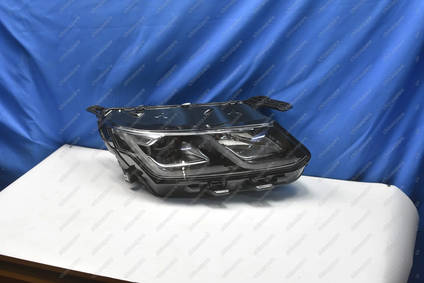 Фара головного света правая (галоген) Geely Coolray