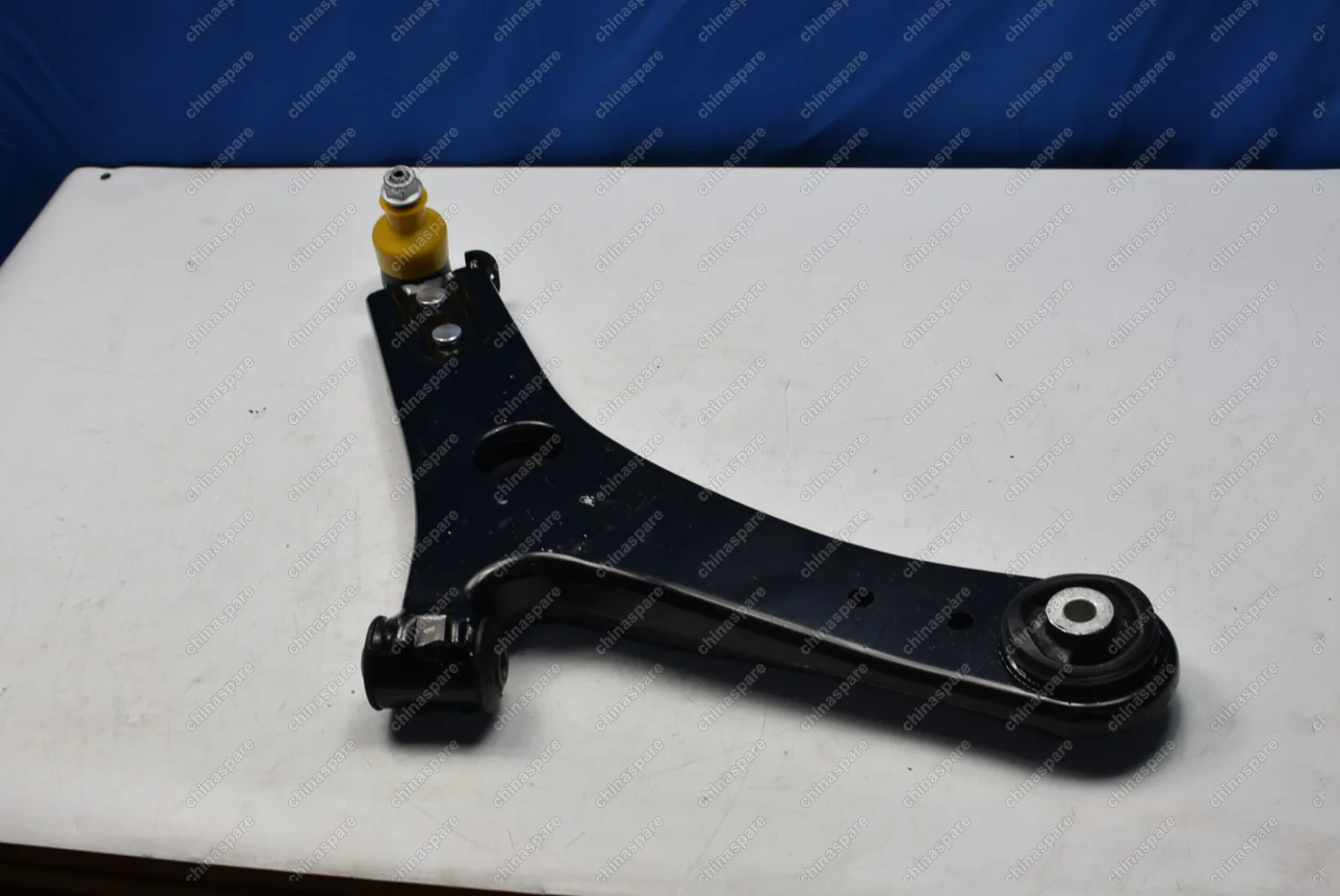 Рычаг передний правый Luxgen 7