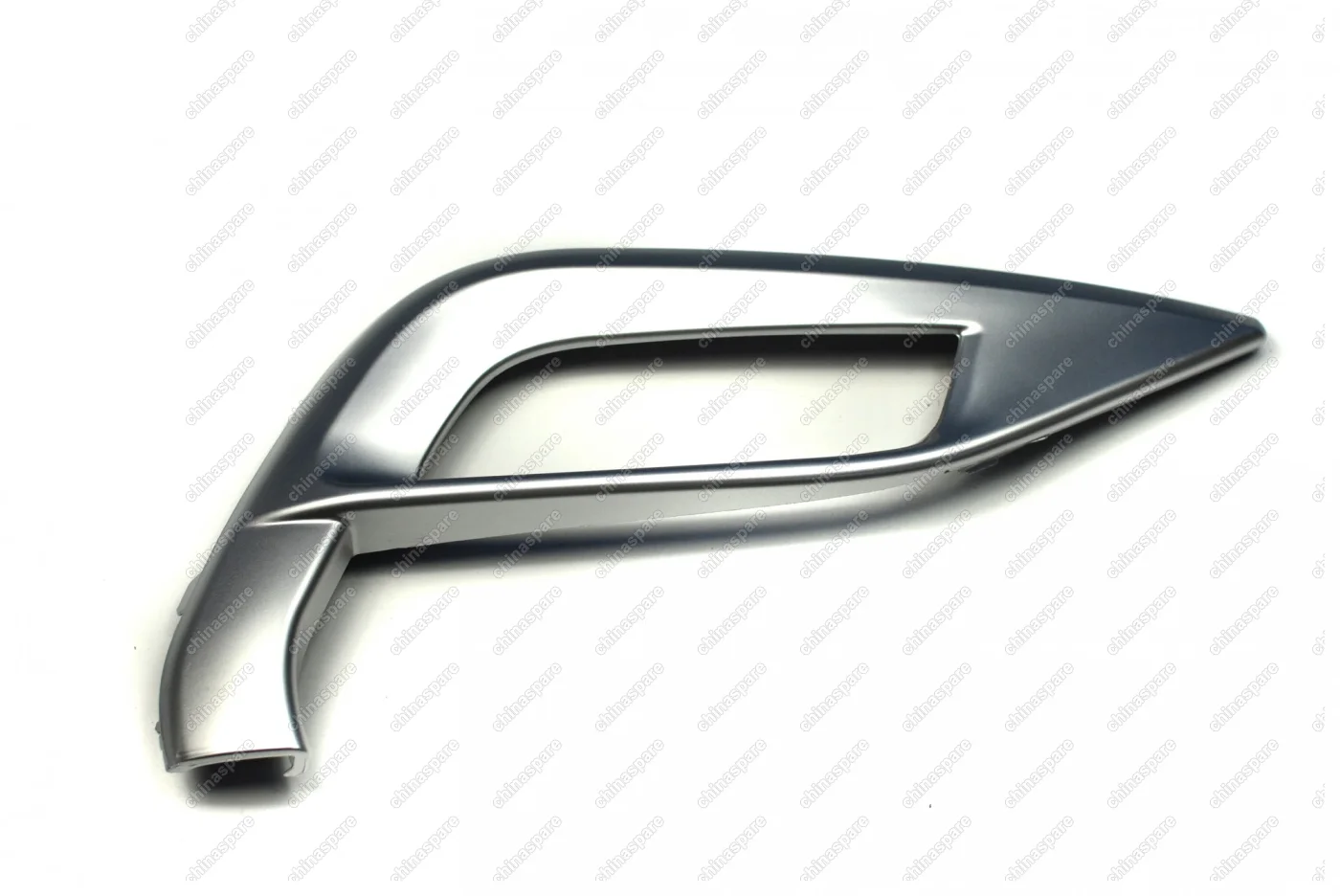 Окантовка противотуманной фары правая Geely Atlas