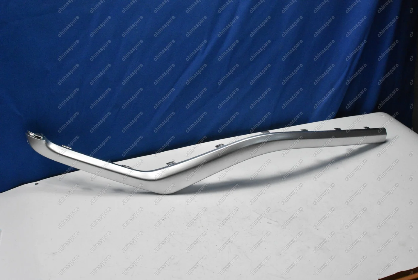 Молдинг бампера переднего правый Geely Atlas