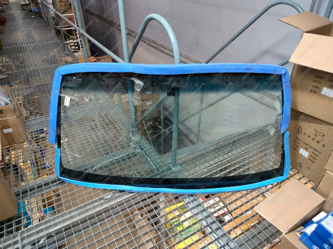 Стекло лобовое Mitsubishi Pajero III (зеленоголубая полоса)