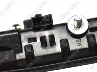 Кнопка замка двери багажника Volkswagen Tiguan 2007-2011 / Golf V 2004-2009