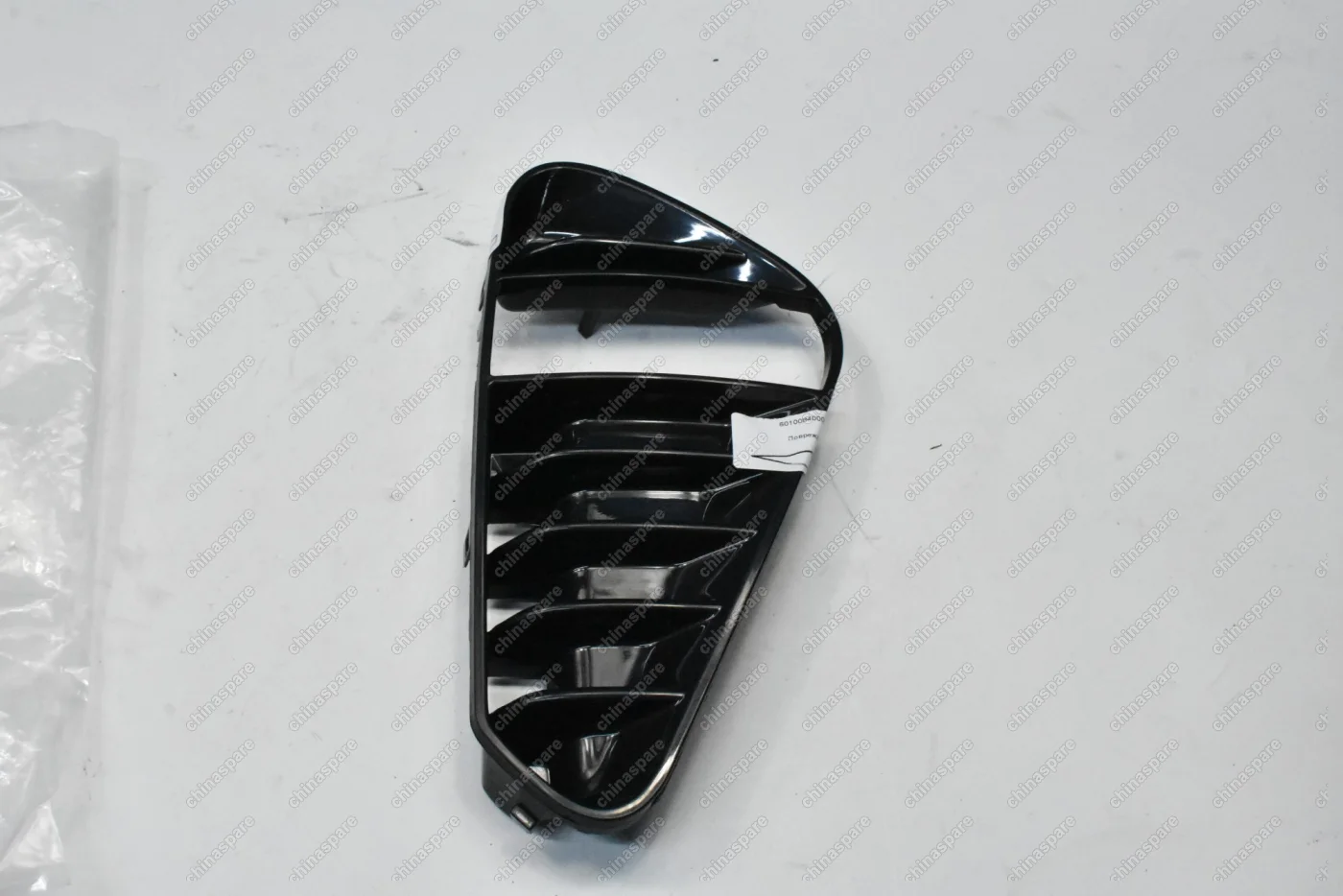 Накладка противотуманной фары передняя правая Geely Coolray (уценка)