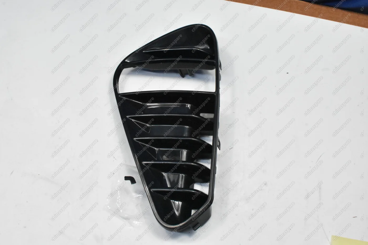 Накладка противотуманной фары передняя левая Geely Coolray (уценка)