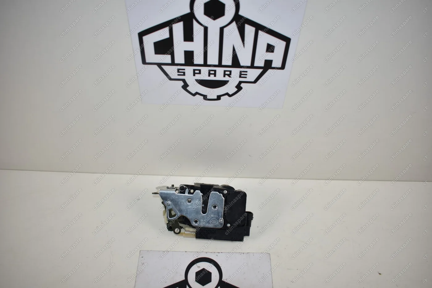 Замок двери передней правой Chery Tiggo