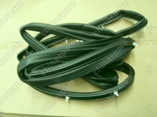 1068002040 Уплотнитель передней левой двери Geely Emgrand EC7