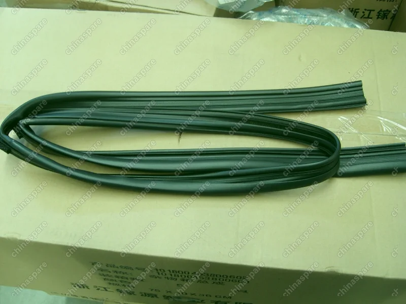 Уплотнитель стекла передней левой двери Geely Emgrand EC7