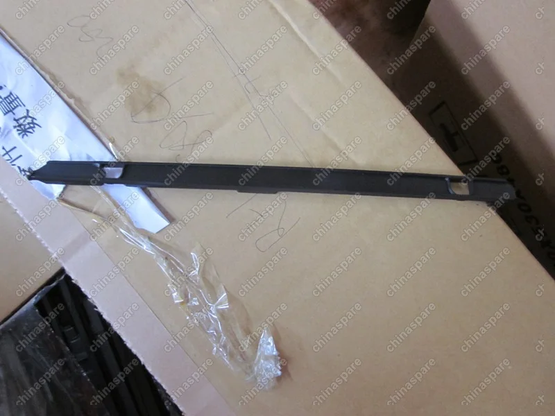 Накладка направляющей люка внутренняя правая Geely Emgrand EC7