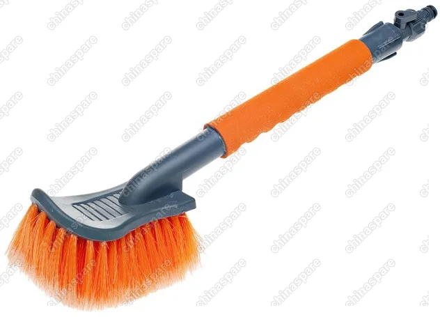 Щетка с мягкой распушенной щетиной и насадкой для шланга