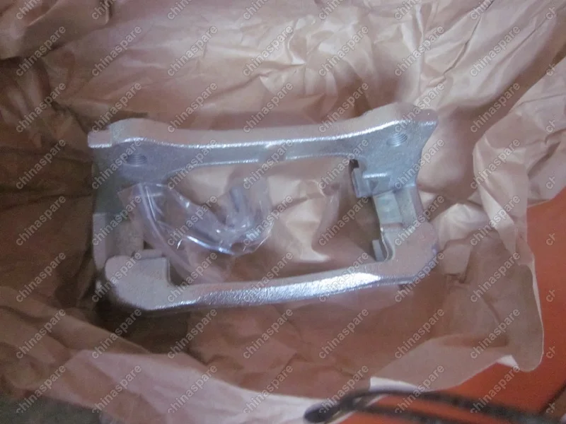 1064001727 Скоба переднего правого тормозного суппорта Geely Emgrand EC7