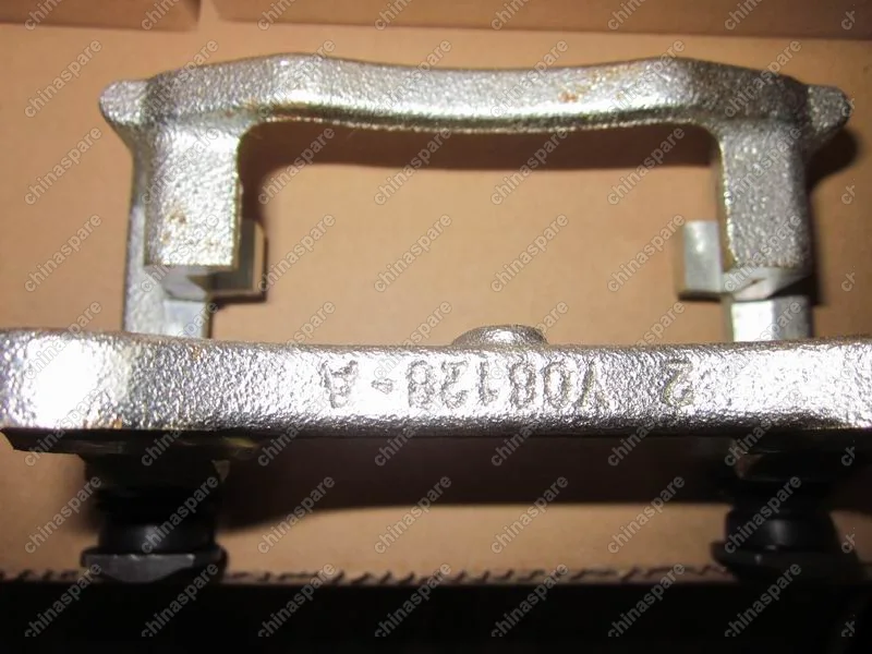 1064001729 Скоба заднего правого тормозного суппорта Geely Emgrand EC7