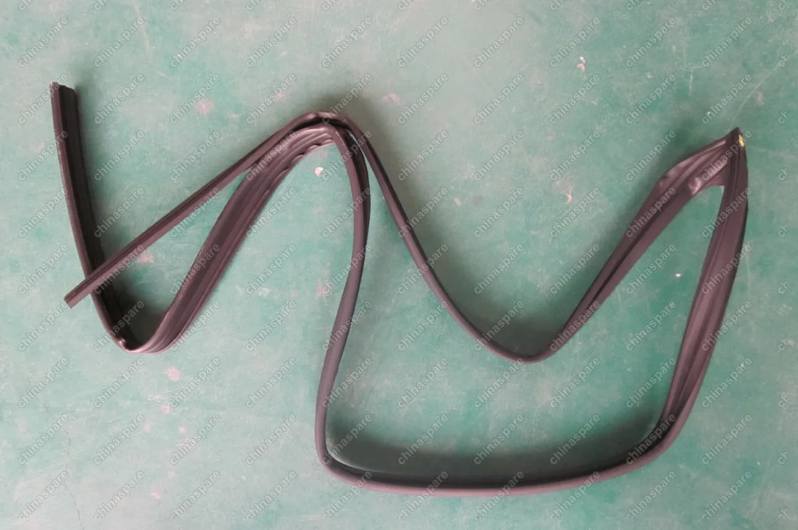 Уплотнитель стекла передней правой двери Geely Emgrand X7