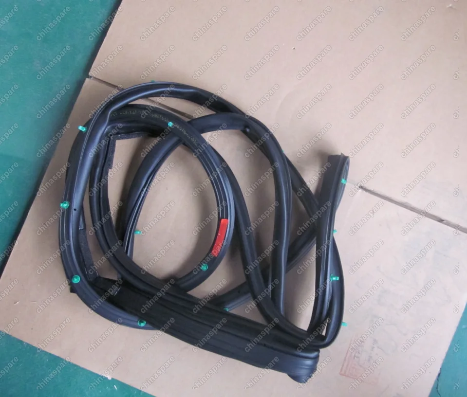 1018010677 Уплотнитель задней правой двери Geely Emgrand X7
