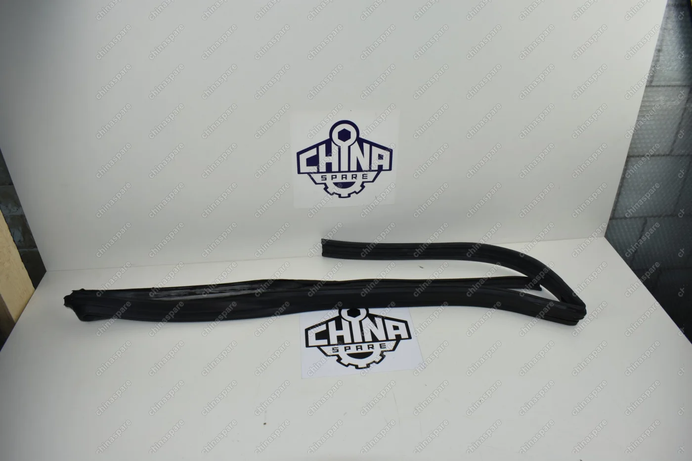 Уплотнитель переднего левого стекла Geely MK Cross