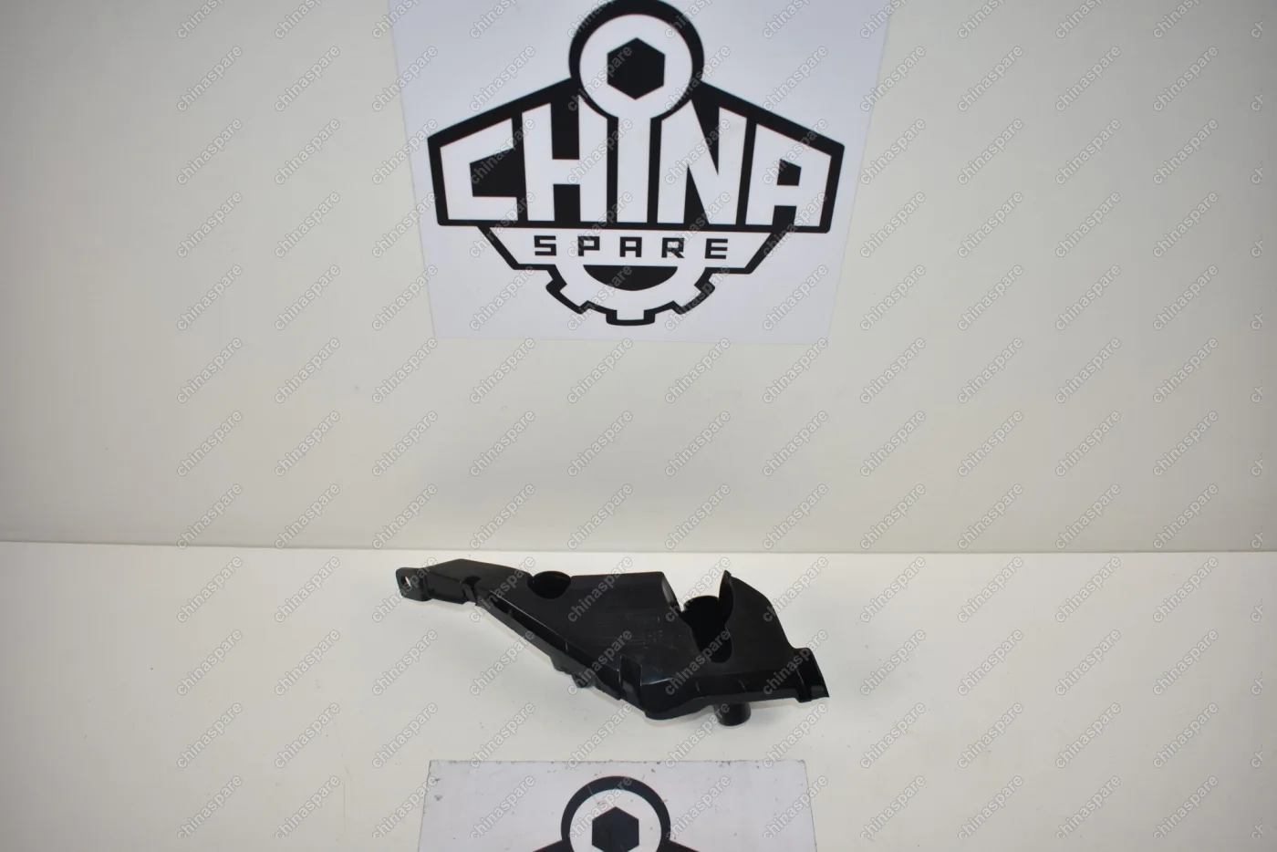 Кронштейн бампера переднего левый (пластик) Great Wall Hover H3