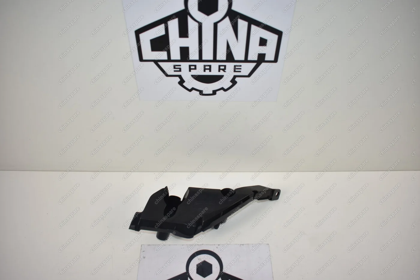 Кронштейн бампера переднего правый (пластик) Great Wall Hover H3