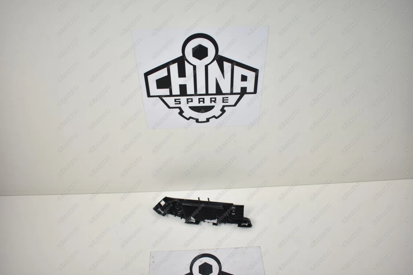 Кронштейн бампера переднего левый (пластик) Great Wall Hover H5