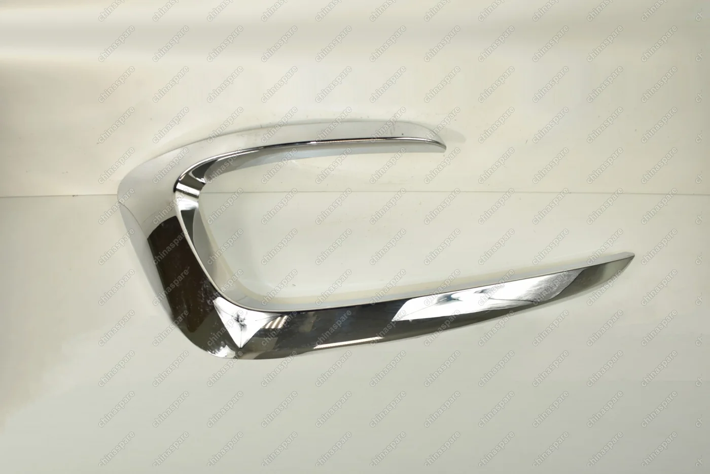 Накладка противотуманной фары хромированная правая Haval H9