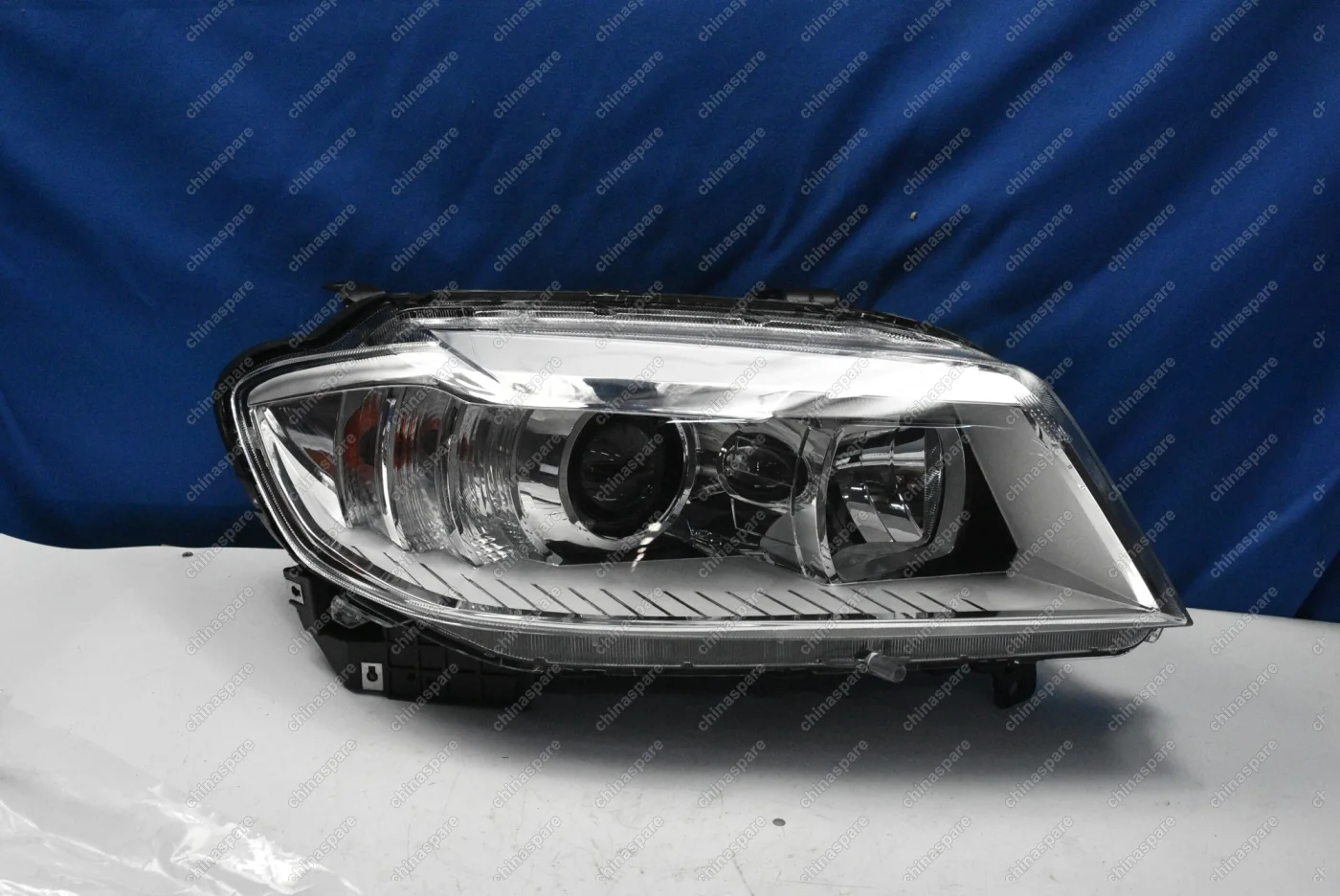 Фара головного света галогеновая правая Haval H6