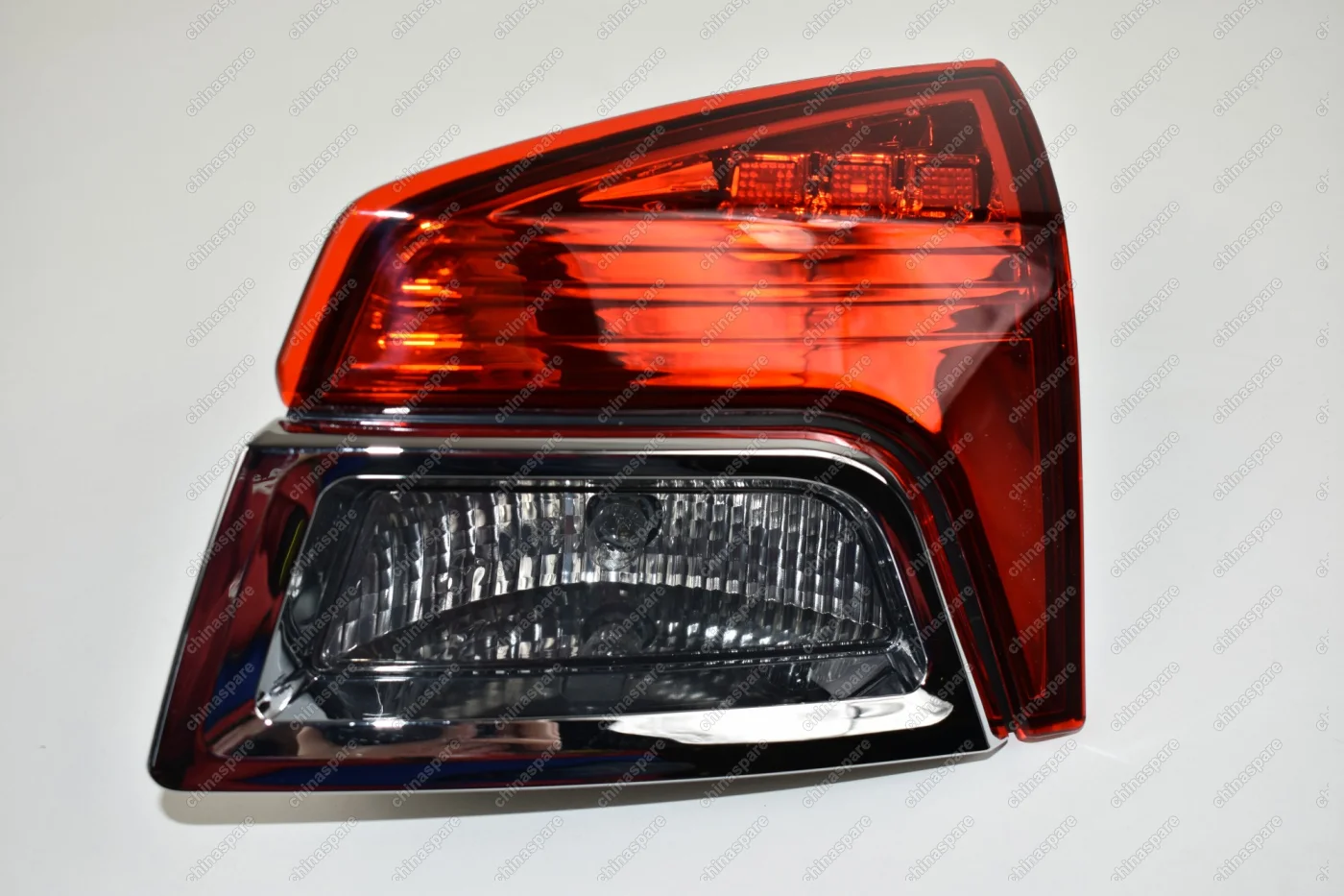 Фонарь задний правый FAW Besturn X80