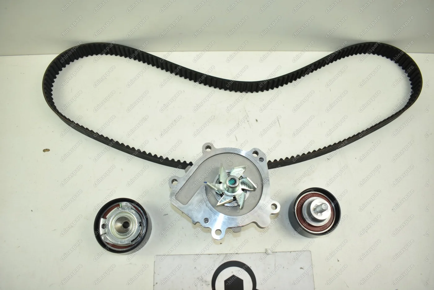 Комплект ГРМ Gates (С роликами и водяным насосом) Chery Kimo, Indis, QQ6 1.3