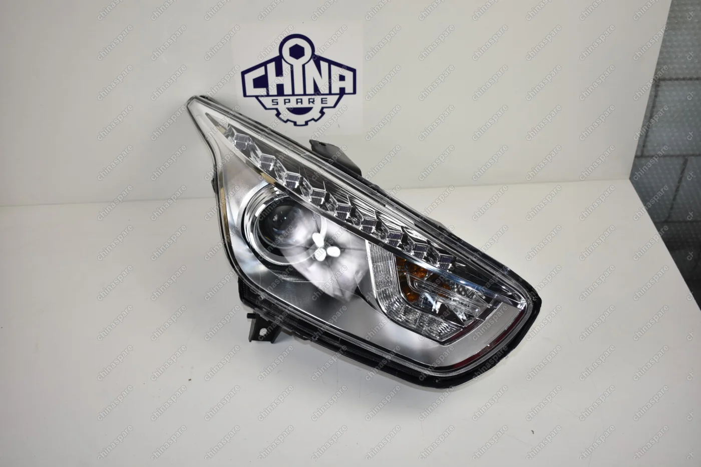 Фара головного света Правая FAW Besturn X80