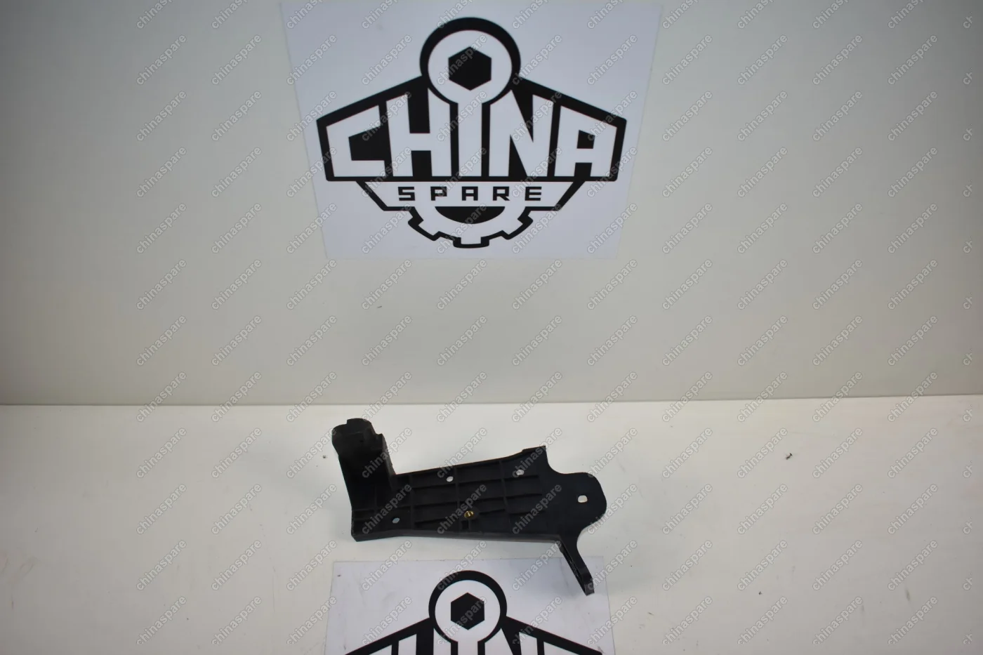 Передний правый кронштейн переднего бампера Zotye T600