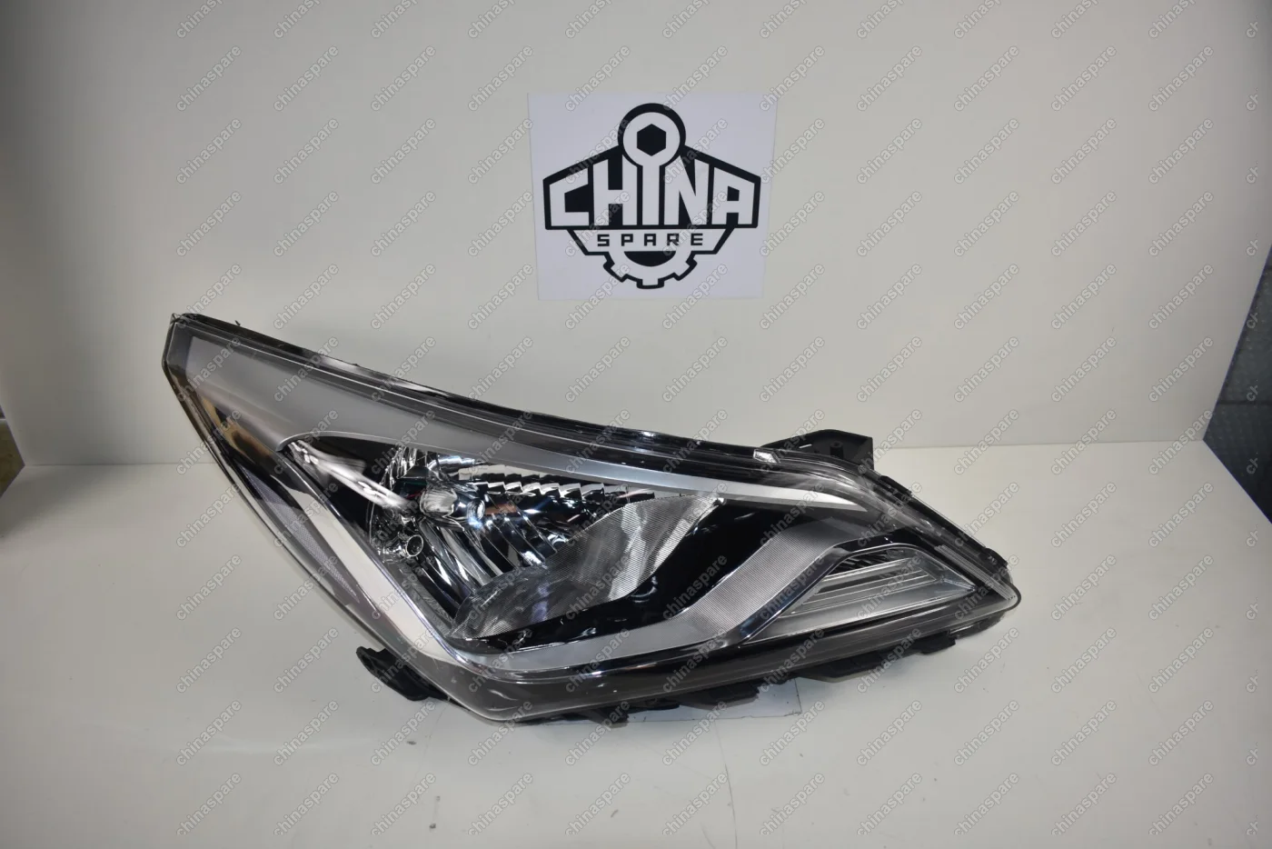 Фара головного света правая Hyundai Solaris 14-17