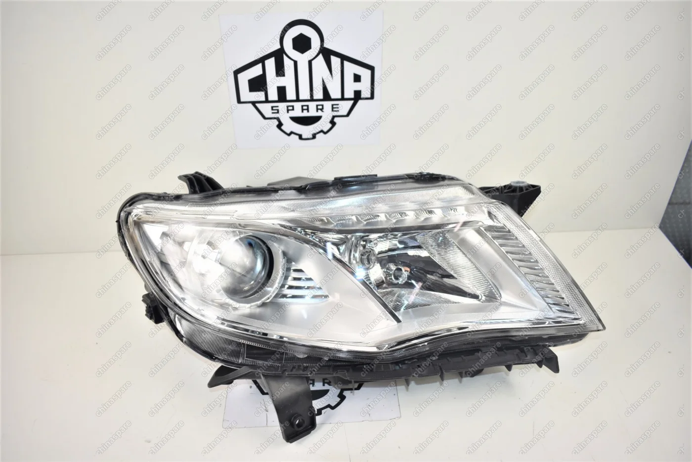 Фара головного света правая Geely Atlas