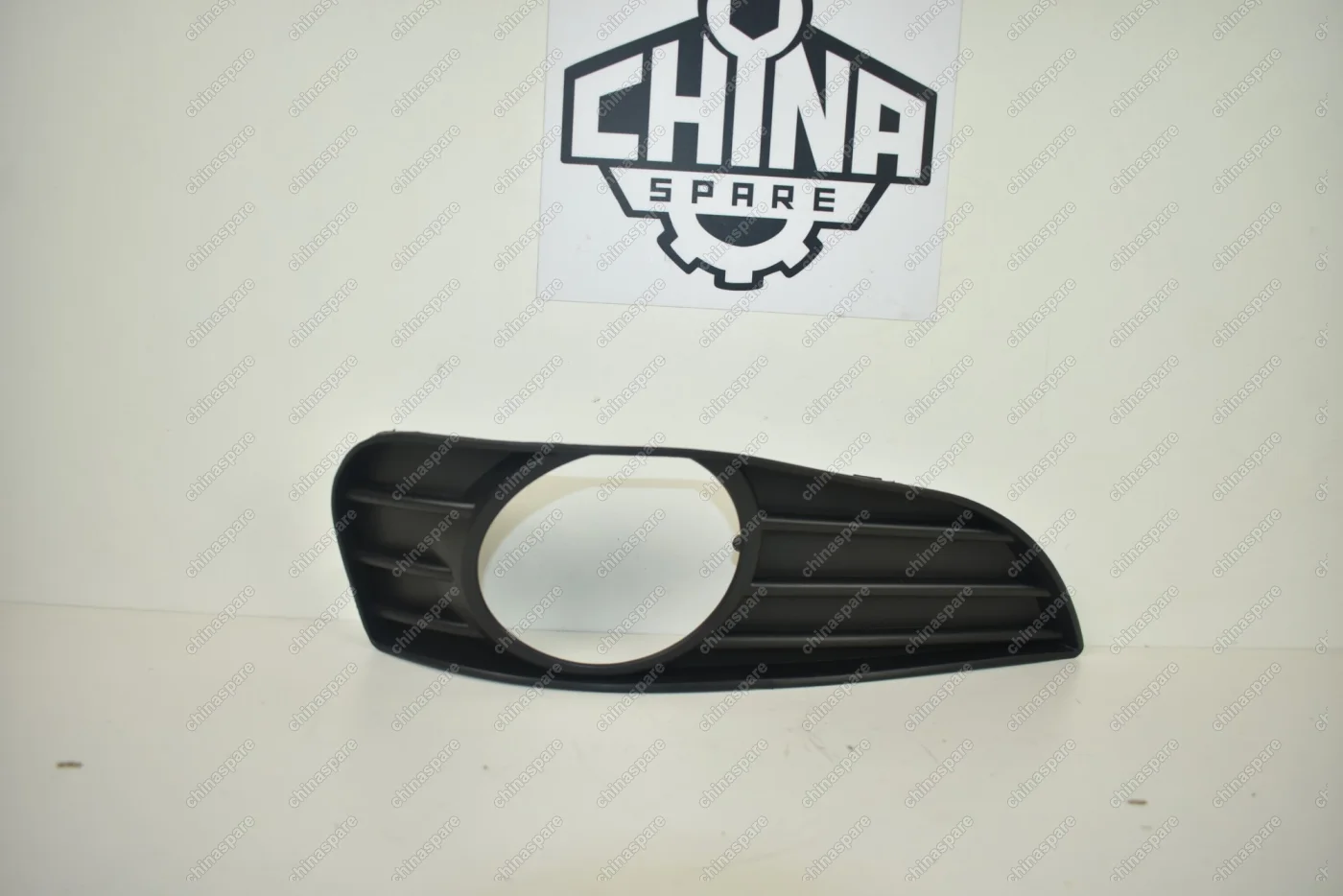 Решетка противотуманной фары Передней Правой Geely MK, MK Cross